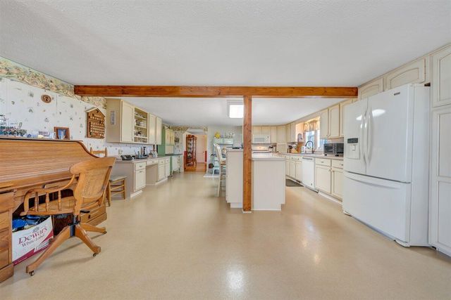 12715 Smith Mountain Lake PKWY, Huddleston, VA 24104