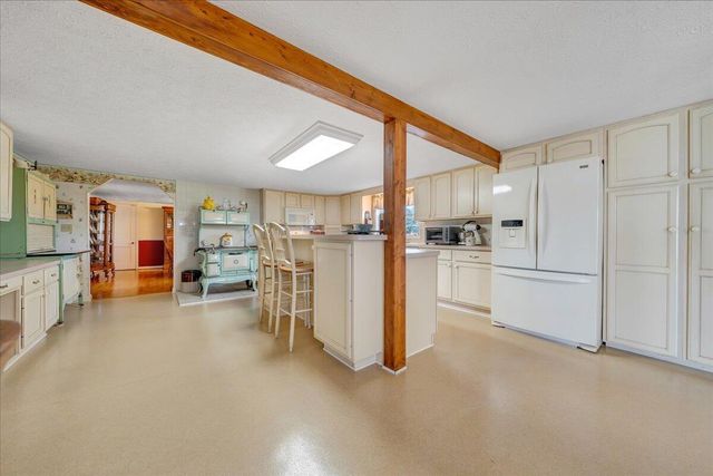 12715 Smith Mountain Lake PKWY, Huddleston, VA 24104