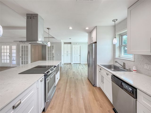 100 W Pleasantview Drive, Hurst, TX 76054