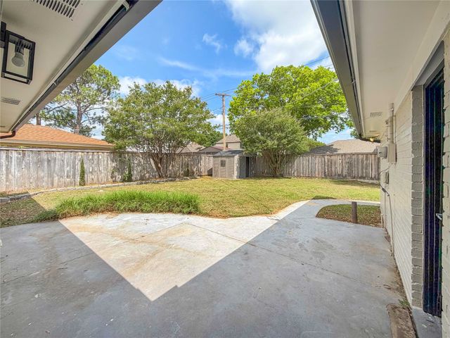 100 W Pleasantview Drive, Hurst, TX 76054