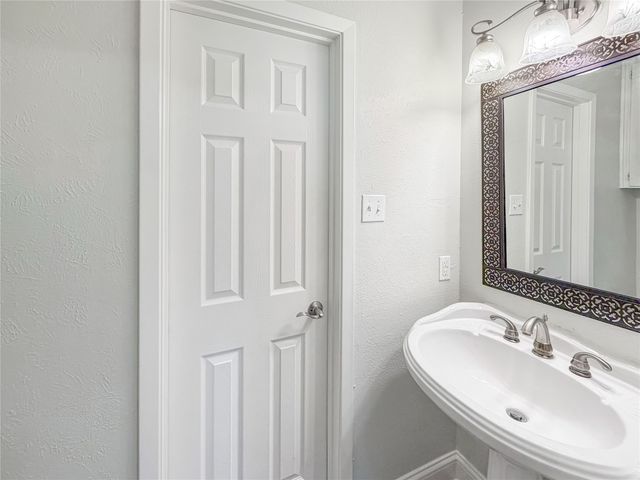 100 W Pleasantview Drive, Hurst, TX 76054