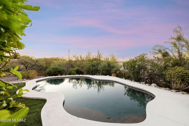 6640 N Camino Padre Isidoro, Tucson, AZ 85718