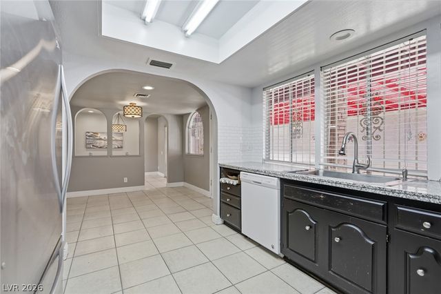 702 Greenbriar Townhouse Way, Las Vegas, NV 89121