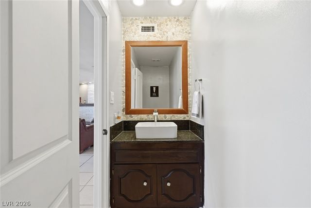 702 Greenbriar Townhouse Way, Las Vegas, NV 89121