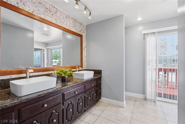 702 Greenbriar Townhouse Way, Las Vegas, NV 89121
