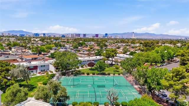 702 Greenbriar Townhouse Way, Las Vegas, NV 89121