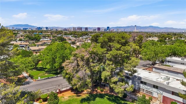 702 Greenbriar Townhouse Way, Las Vegas, NV 89121