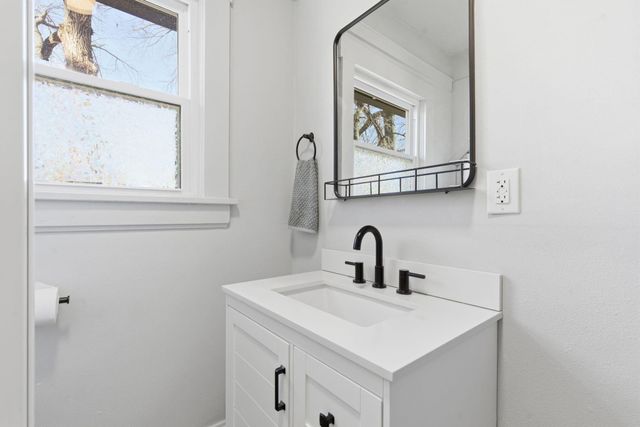 911 W Scott Street, Springfield, MO 65802