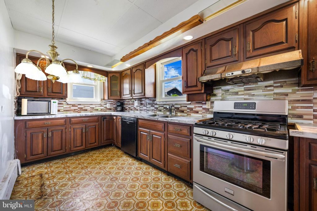 Image 14 of property listing at 6810 BELCLARE RD, Baltimore, MD 21222