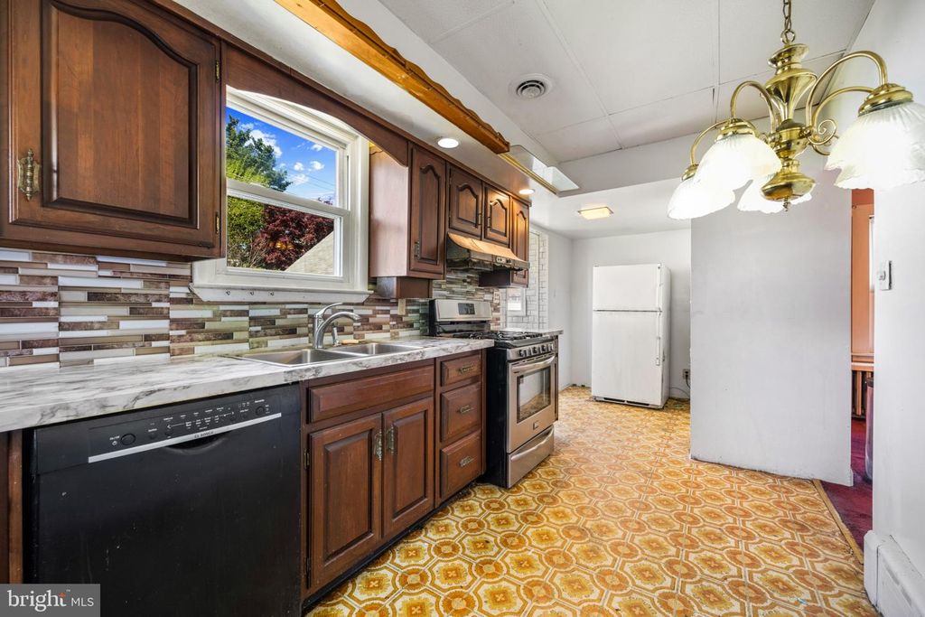 Image 15 of property listing at 6810 BELCLARE RD, Baltimore, MD 21222