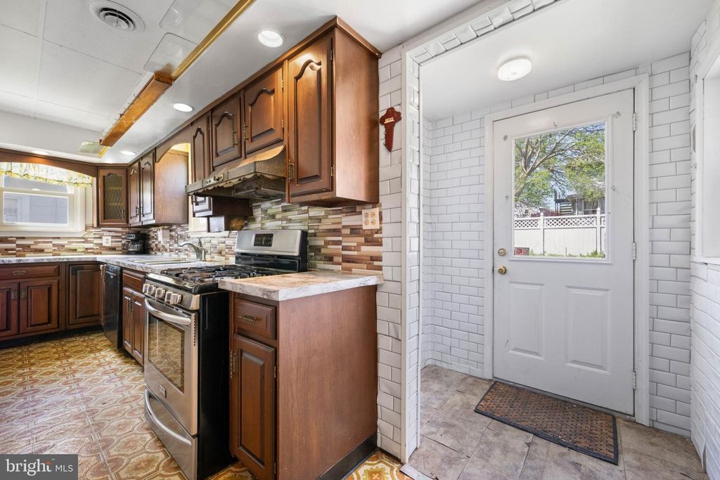 Image 17 of property listing at 6810 BELCLARE RD, Baltimore, MD 21222