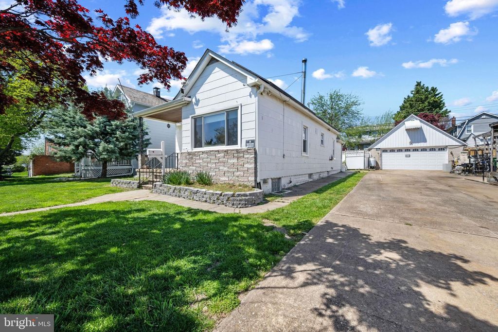 Image 3 of property listing at 6810 BELCLARE RD, Baltimore, MD 21222