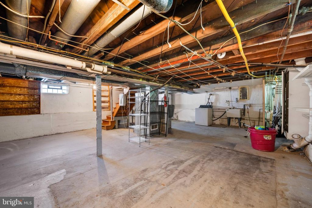 Image 27 of property listing at 6810 BELCLARE RD, Baltimore, MD 21222