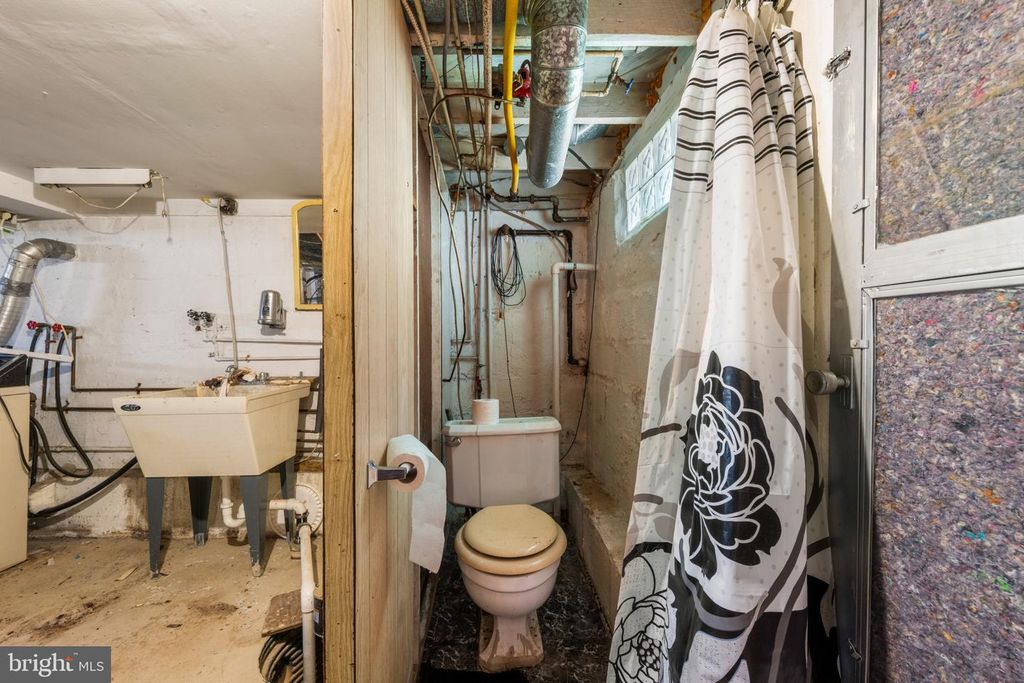 Image 28 of property listing at 6810 BELCLARE RD, Baltimore, MD 21222