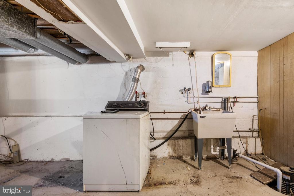 Image 30 of property listing at 6810 BELCLARE RD, Baltimore, MD 21222