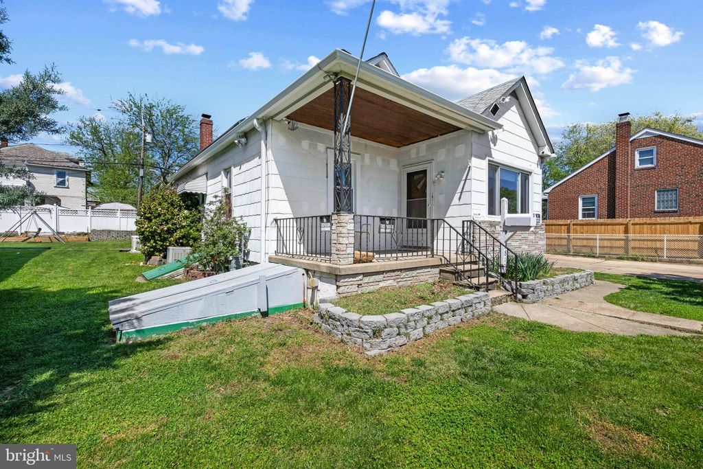 Image 4 of property listing at 6810 BELCLARE RD, Baltimore, MD 21222