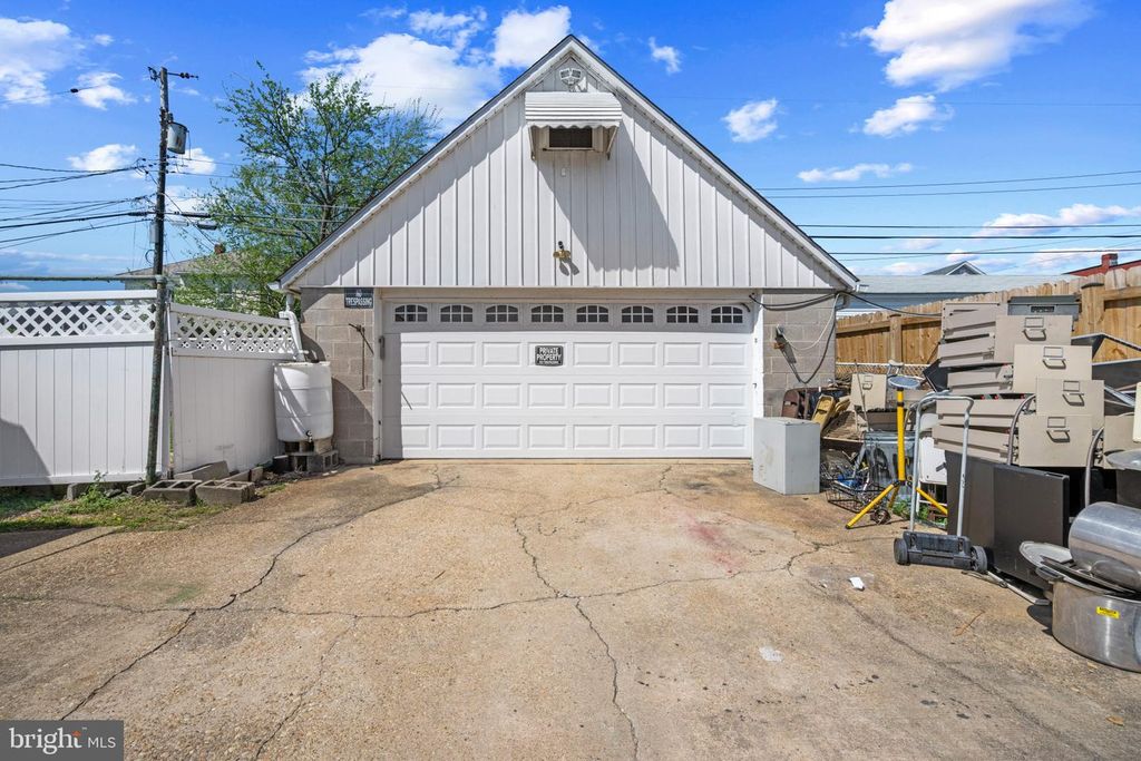 Image 32 of property listing at 6810 BELCLARE RD, Baltimore, MD 21222