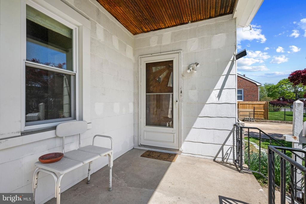 Image 5 of property listing at 6810 BELCLARE RD, Baltimore, MD 21222