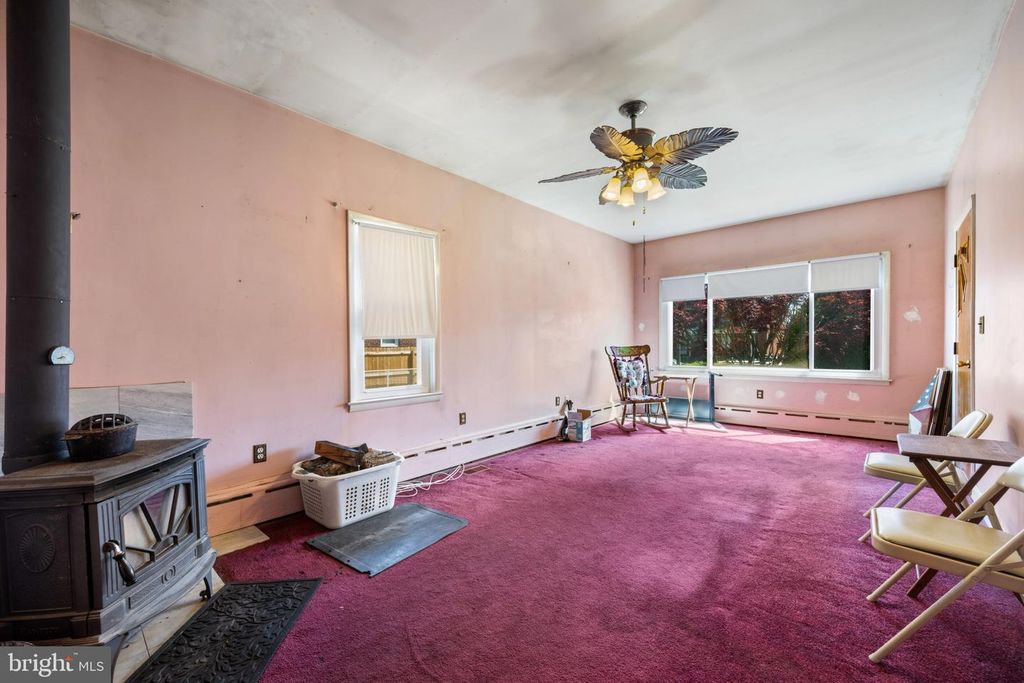 Image 7 of property listing at 6810 BELCLARE RD, Baltimore, MD 21222