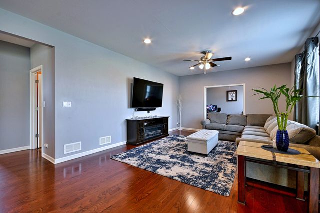 1128 Kingsmill Drive, Algonquin, IL 60102
