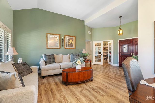 9800 Mesa Oak Drive, Bakersfield, CA 93311