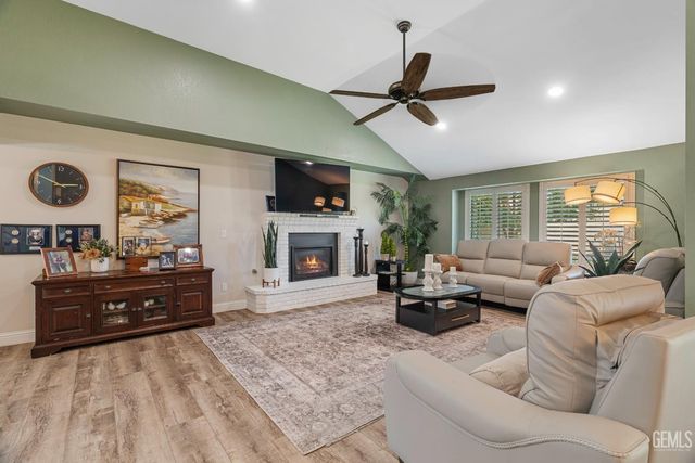 9800 Mesa Oak Drive, Bakersfield, CA 93311