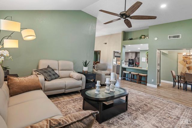 9800 Mesa Oak Drive, Bakersfield, CA 93311