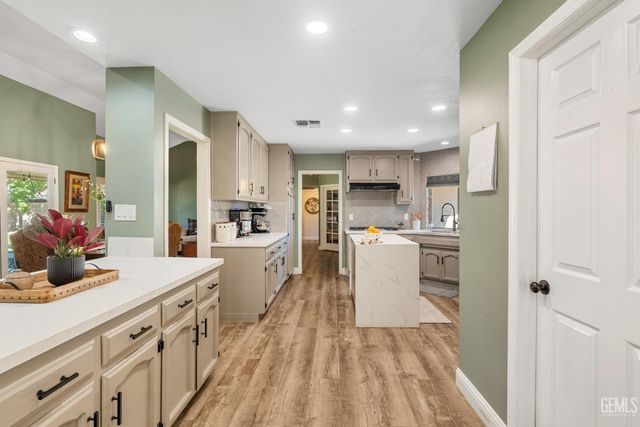 9800 Mesa Oak Drive, Bakersfield, CA 93311
