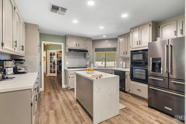 9800 Mesa Oak Drive, Bakersfield, CA 93311