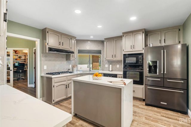 9800 Mesa Oak Drive, Bakersfield, CA 93311