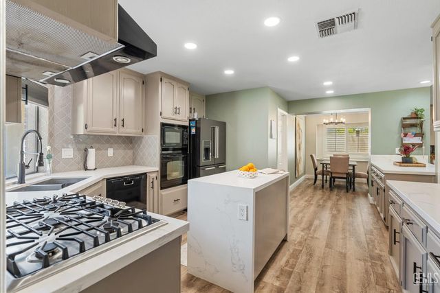 9800 Mesa Oak Drive, Bakersfield, CA 93311