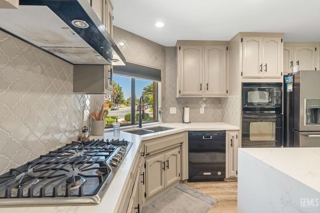 9800 Mesa Oak Drive, Bakersfield, CA 93311