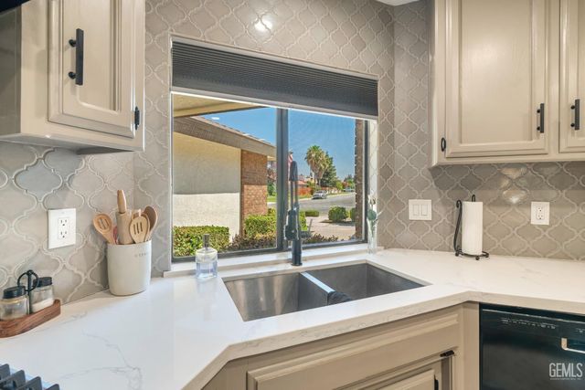 9800 Mesa Oak Drive, Bakersfield, CA 93311