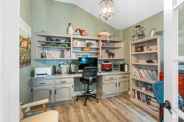 9800 Mesa Oak Drive, Bakersfield, CA 93311