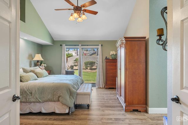9800 Mesa Oak Drive, Bakersfield, CA 93311