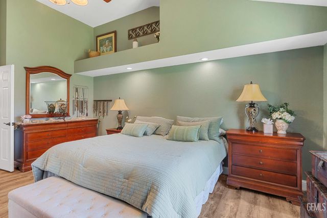 9800 Mesa Oak Drive, Bakersfield, CA 93311