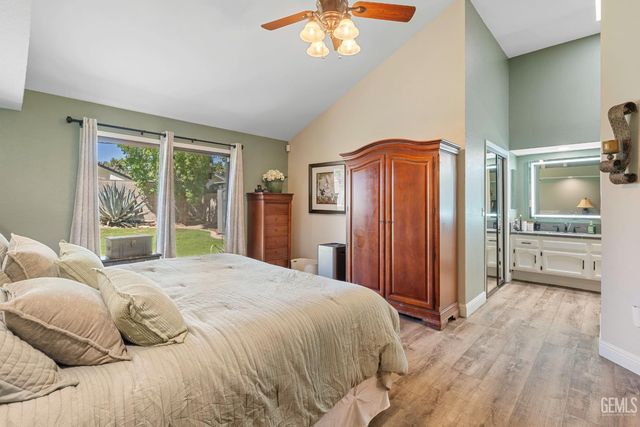 9800 Mesa Oak Drive, Bakersfield, CA 93311
