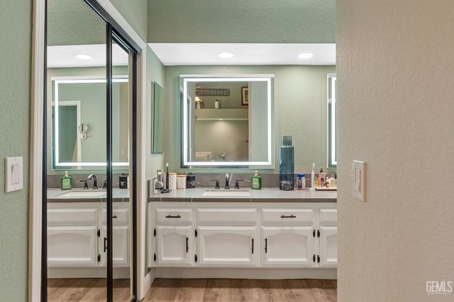 9800 Mesa Oak Drive, Bakersfield, CA 93311
