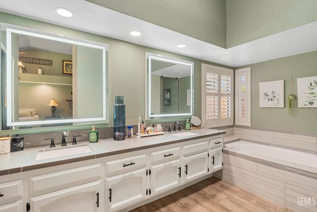 9800 Mesa Oak Drive, Bakersfield, CA 93311