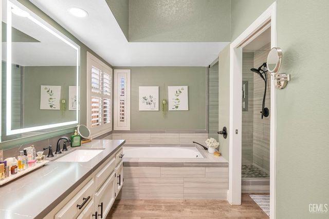 9800 Mesa Oak Drive, Bakersfield, CA 93311