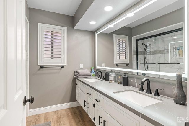 9800 Mesa Oak Drive, Bakersfield, CA 93311
