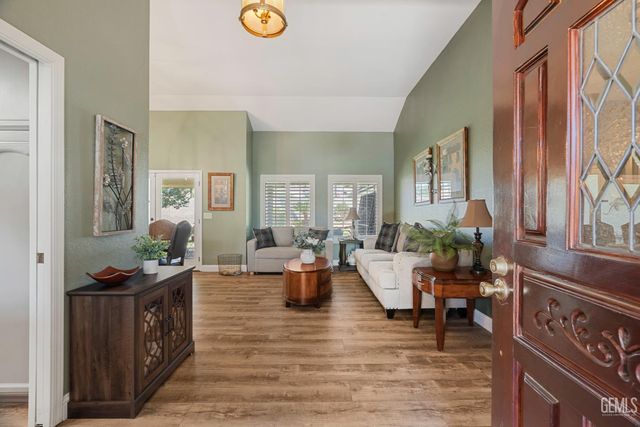 9800 Mesa Oak Drive, Bakersfield, CA 93311