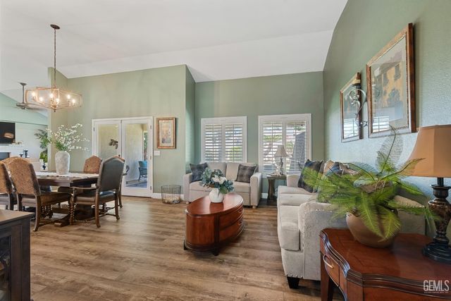 9800 Mesa Oak Drive, Bakersfield, CA 93311