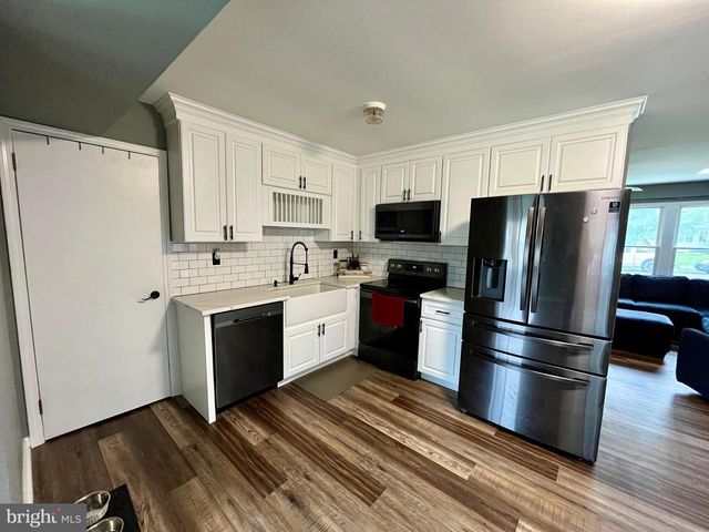 87 VILLAGE DR, Barnegat, NJ 08005