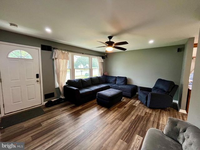 87 VILLAGE DR, Barnegat, NJ 08005