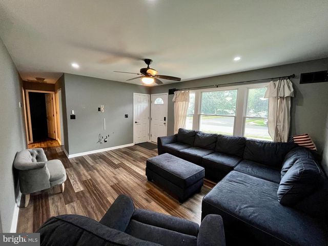 87 VILLAGE DR, Barnegat, NJ 08005