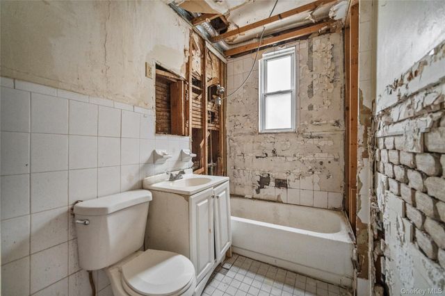 3348 Fenton Avenue, Bronx, NY 10469