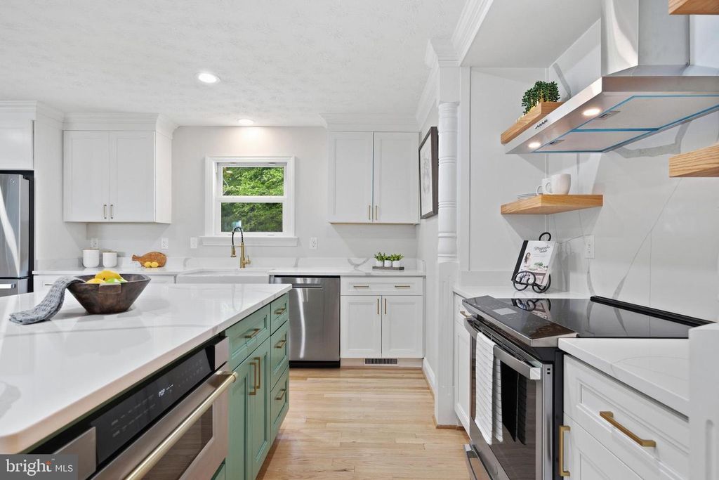 Image 15 of property listing at 160 BAMBOUSHAY LN, Solomons, MD 20688