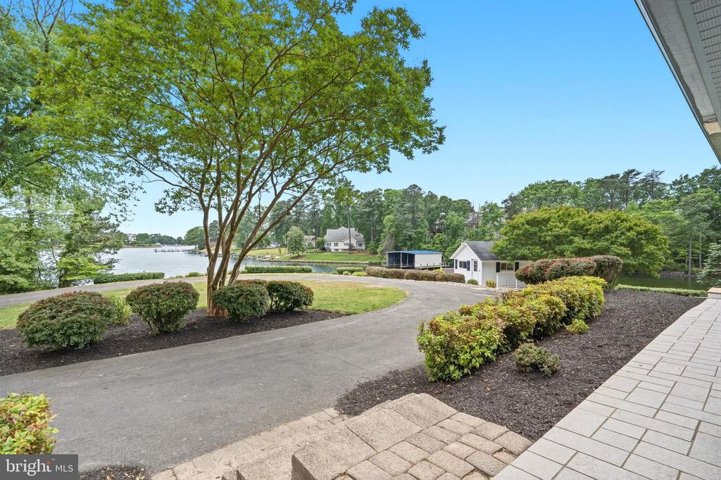 Image 5 of property listing at 160 BAMBOUSHAY LN, Solomons, MD 20688