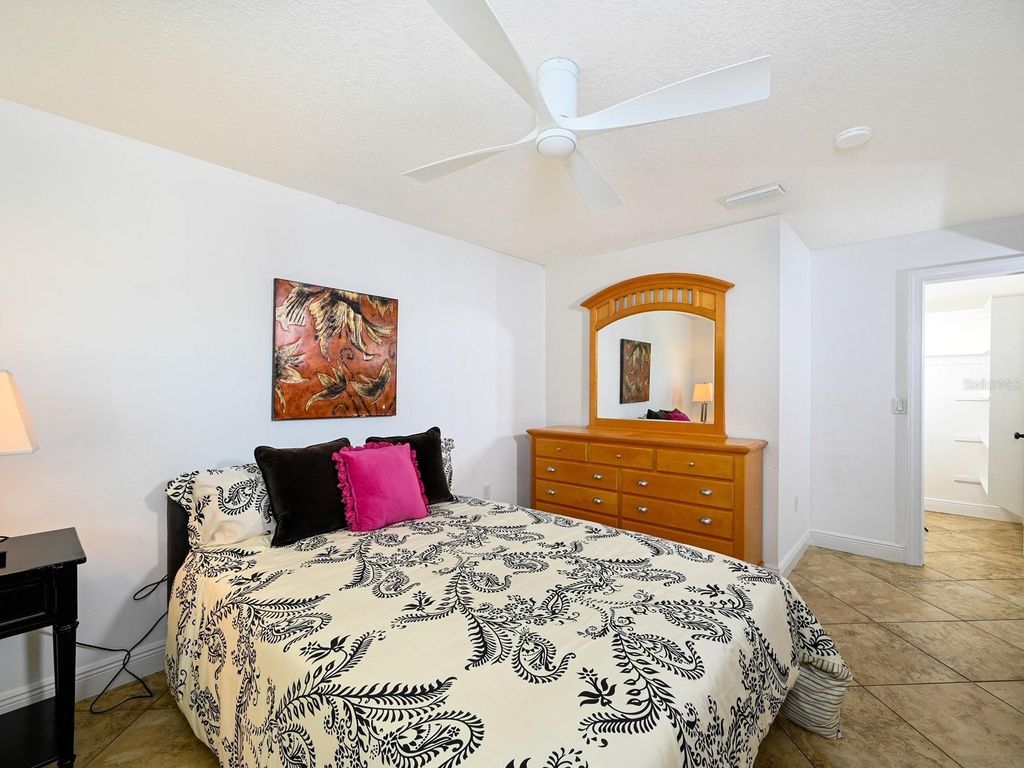 Image 13 of property listing at 2876 HARDEE DRIVE, Sarasota, FL 34231